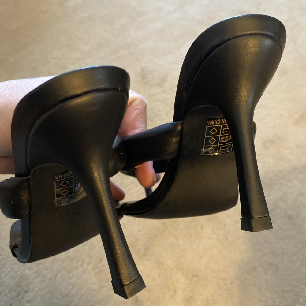 NWOT PRETTY LITTLE THING BLACK GAUX LEATHER PADDED TOE THONG MID HEELED MULES 3 - Picture 8 of 15